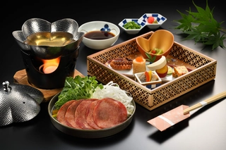 【レストラン】〜夕食はセミバイキングをご用意。前菜・鍋のセットメニューとバイキングをお召し上がりください♪